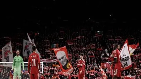 “曼联变革新篇章：拉爵上任，实施重大调整，包括裁员、解除弗格森合同及食堂关闭等”